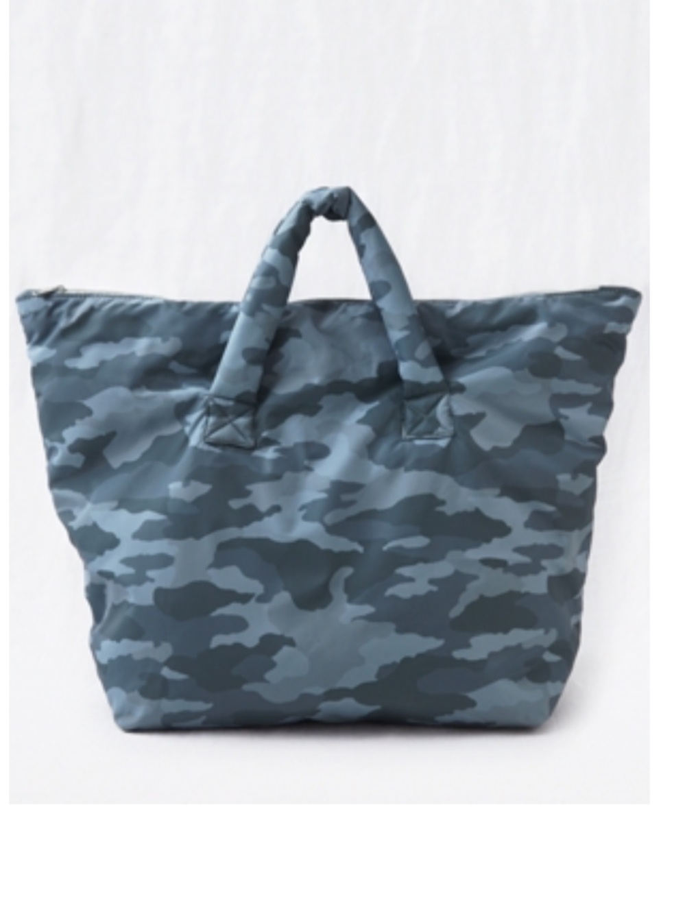 AERIE PUFFY TOTE CAMO BAG